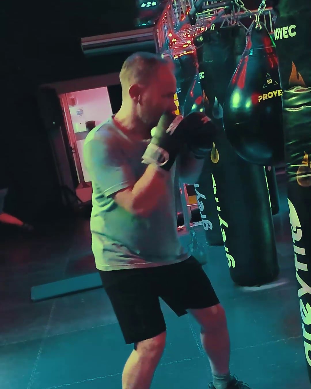 Alumno en guardia frente a la bolsa de boxeo