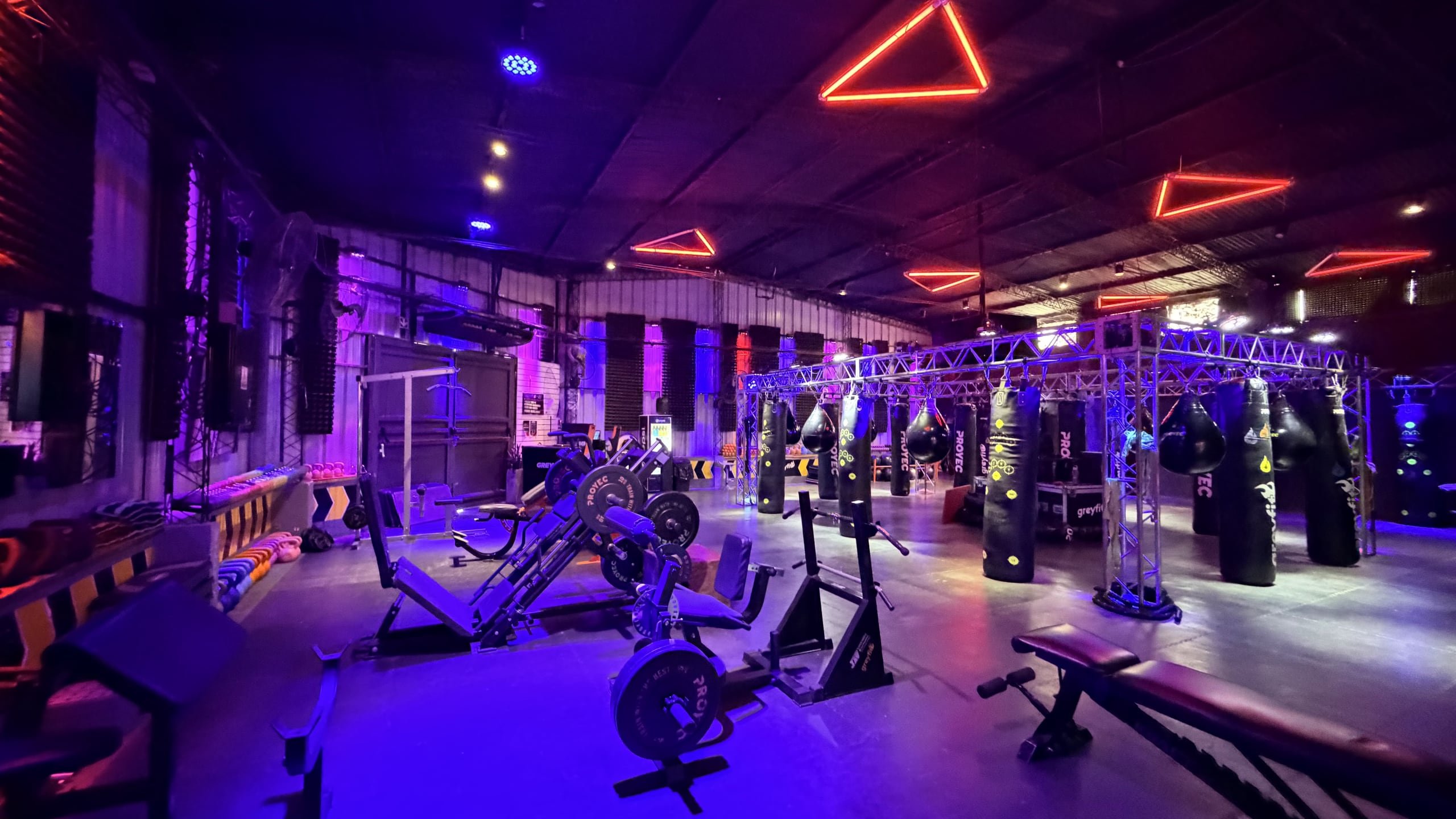 Sala de máquinas iluminada con triángulos de neón rojo