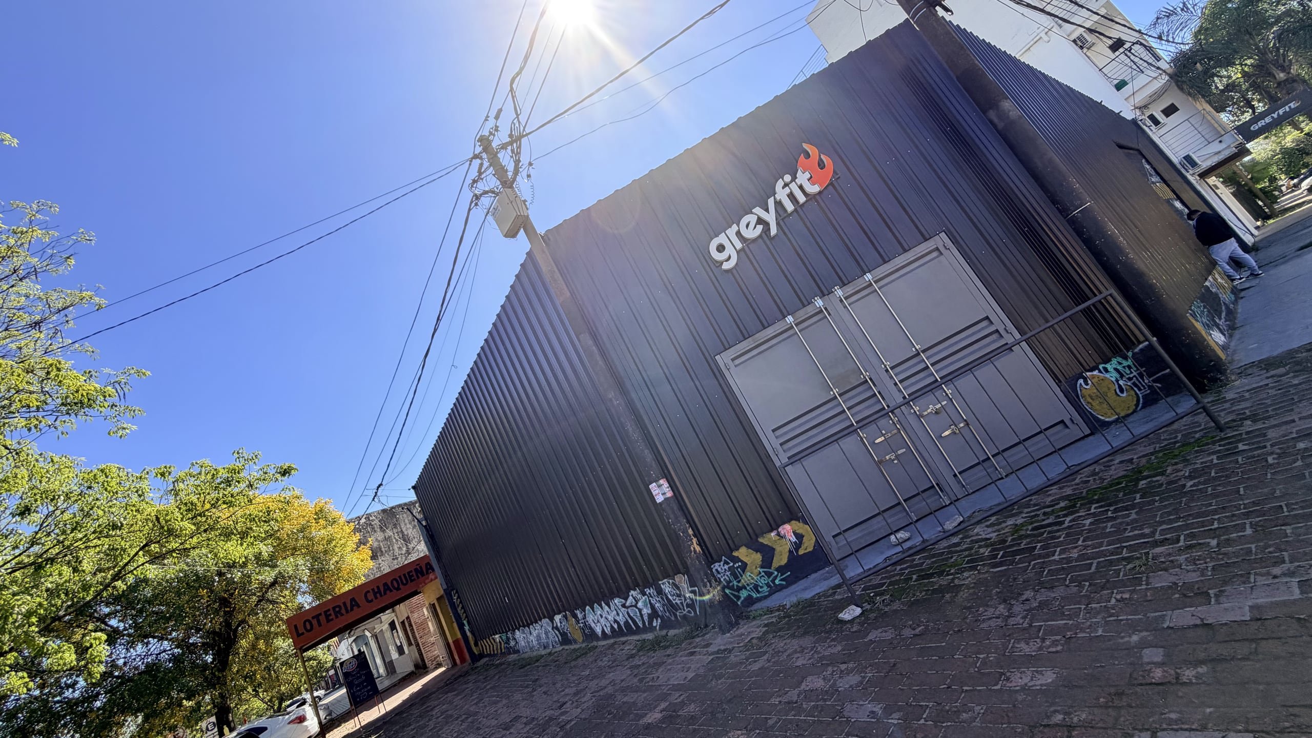 Exterior del galpón de GreyFit Resistencia con el logo en la fachada