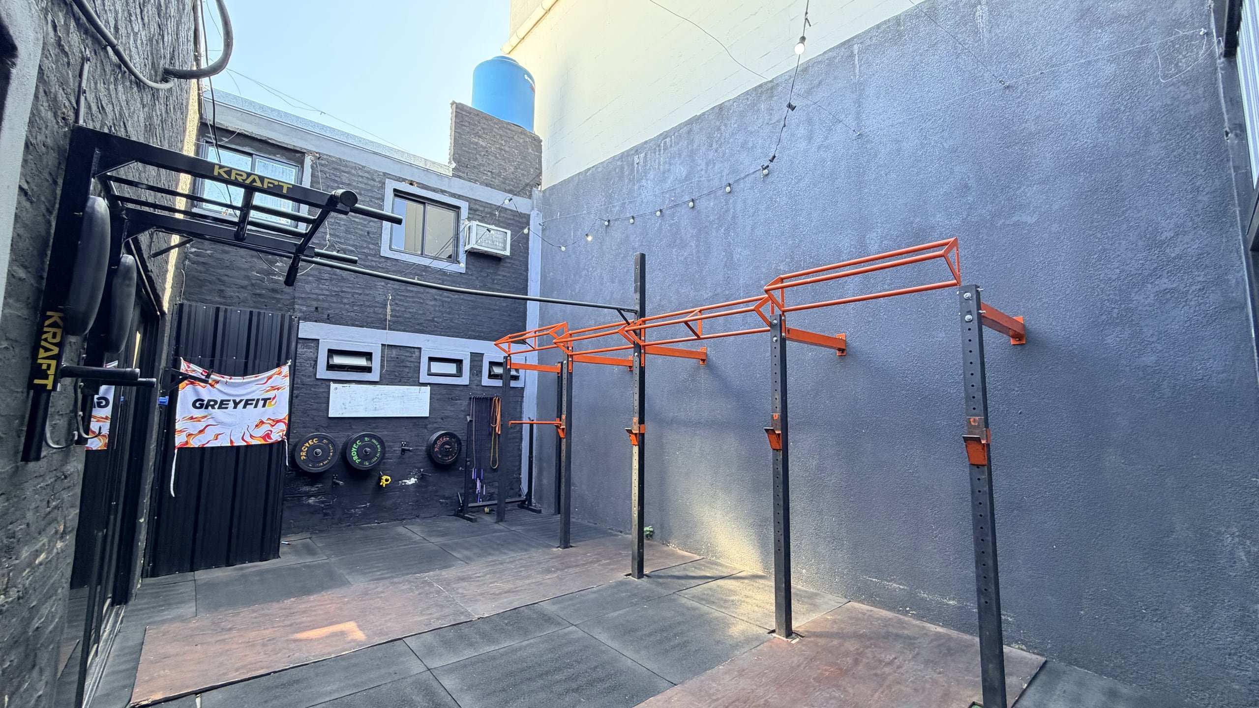 Estructura de dominadas naranja en el patio al aire libre